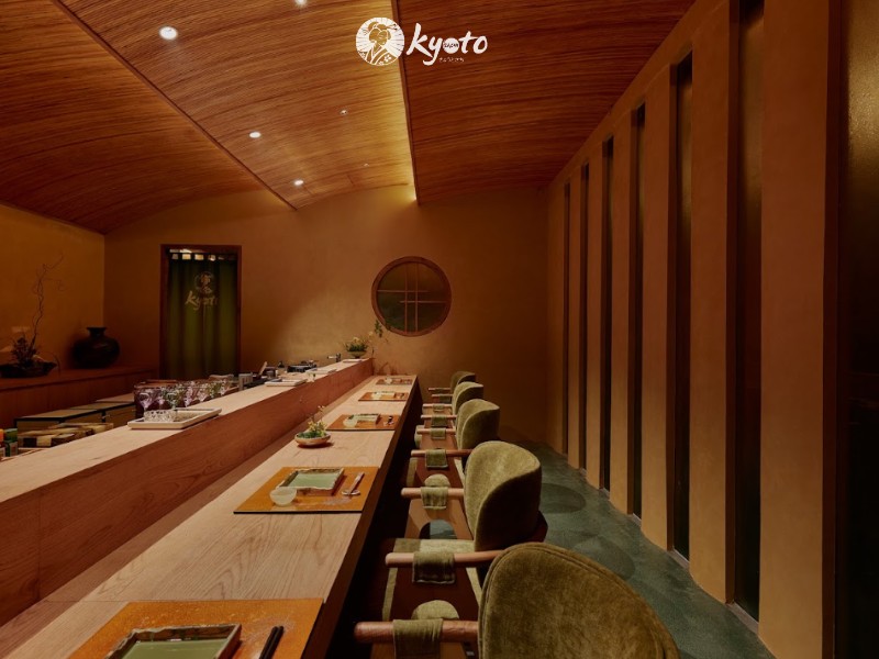 Phòng omakase tại nhà hàng Nhật Kyoto Sachi với quầy gỗ và hàng ghế ngồi
