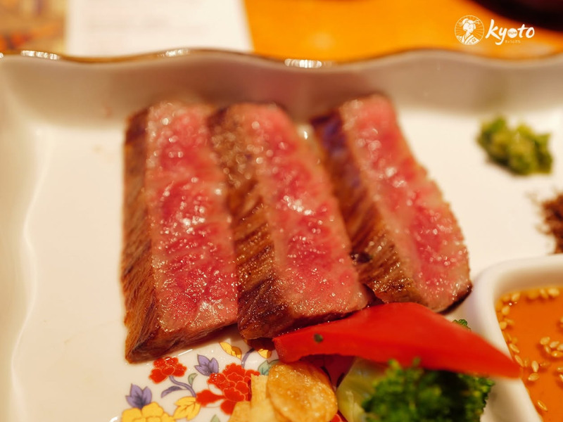 Vì sao Hida Wagyu A5 thường được phục vụ với cách chế biến tối giản?