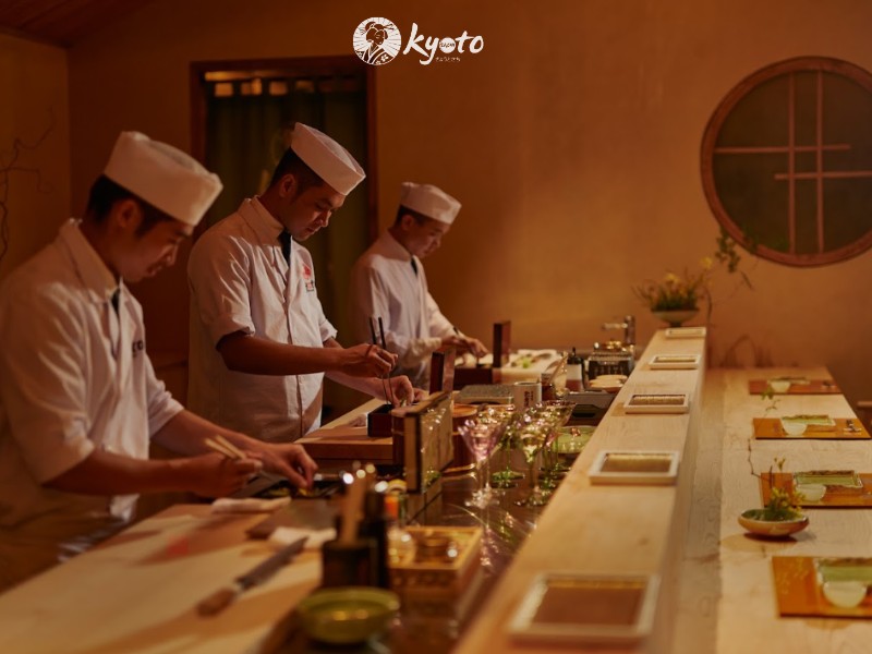 Đầu bếp chế biến món tại quầy omakase nhà hàng Nhật Kyoto Sachi
