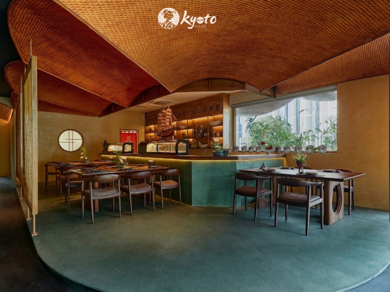 Toàn cảnh tầng 1 nhà hàng Nhật Kyoto Sachi với quầy counter và bàn ăn